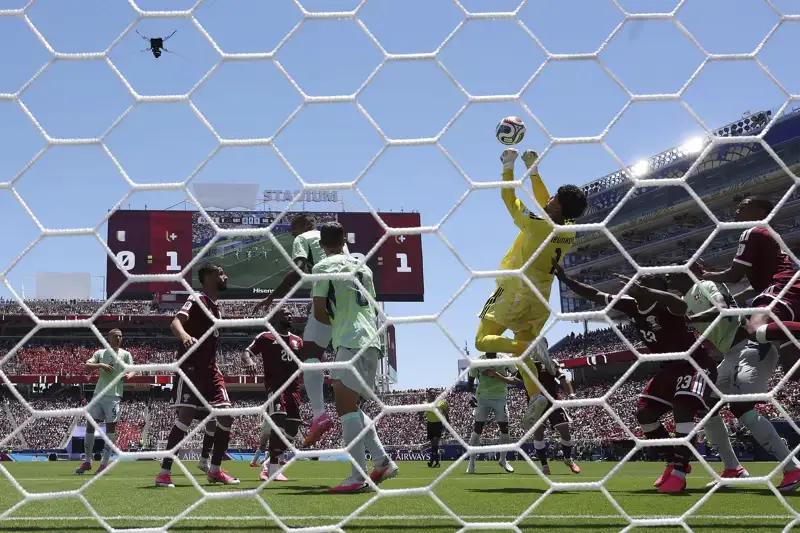 Qatar goalkeeper makes important save against Switzerland during World Cup 2026 match